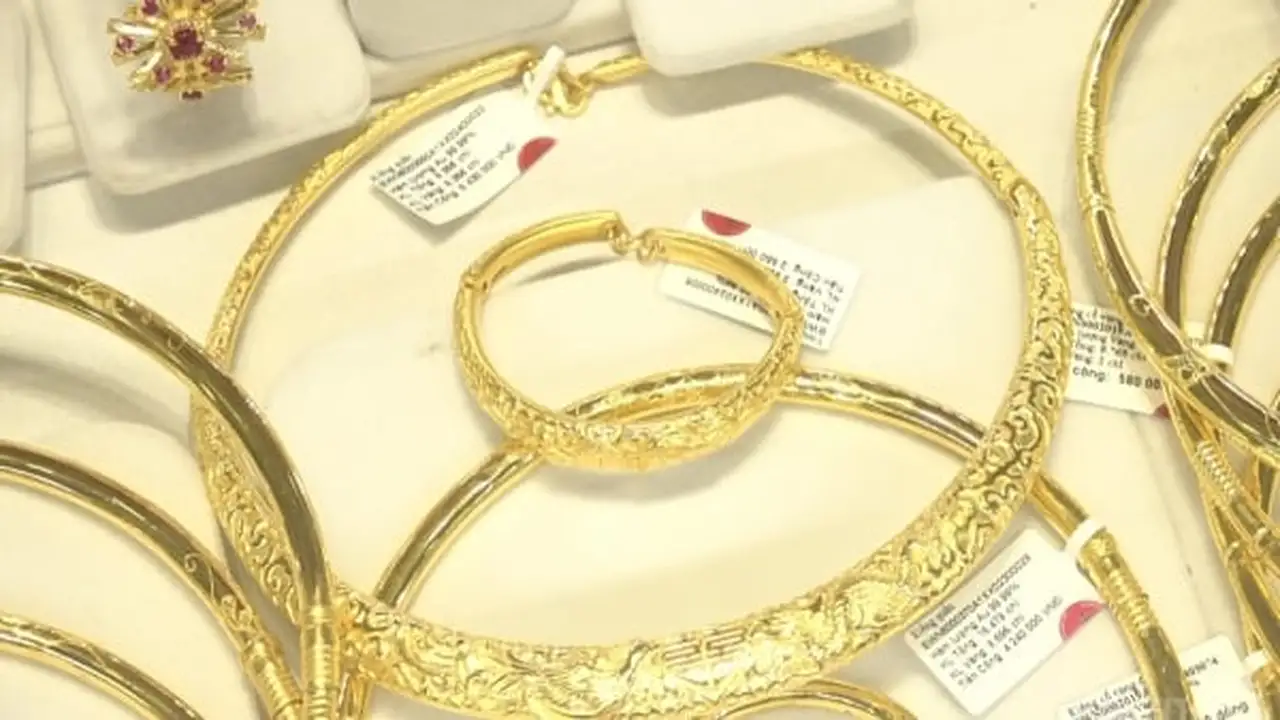 توقعات بتقلبات قوية في السوق بالتزامن مع تحديث أسعار الذهب اليوم